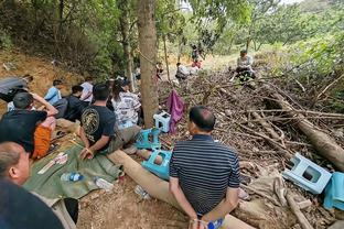 女博主曾穿国安球衣为泰山加油，昨晚在国安客队区遭自家球迷谩骂